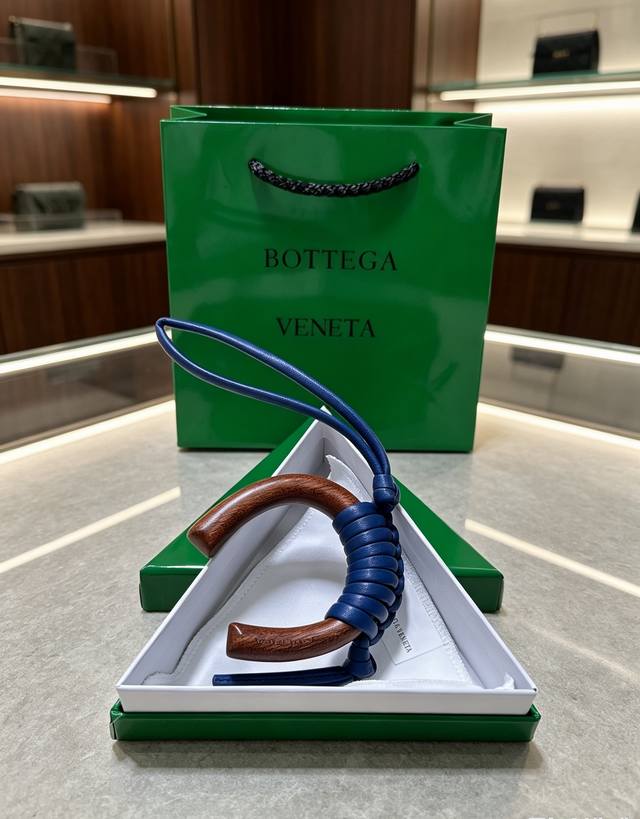 p90-Bottega Veneta 木编挂饰｜把意式极简揣进包里 温润胡桃木弧形轮廓，手工编织小羊皮肌理 柔和深蓝自带松弛氛围感 没有繁杂标识，低调的质