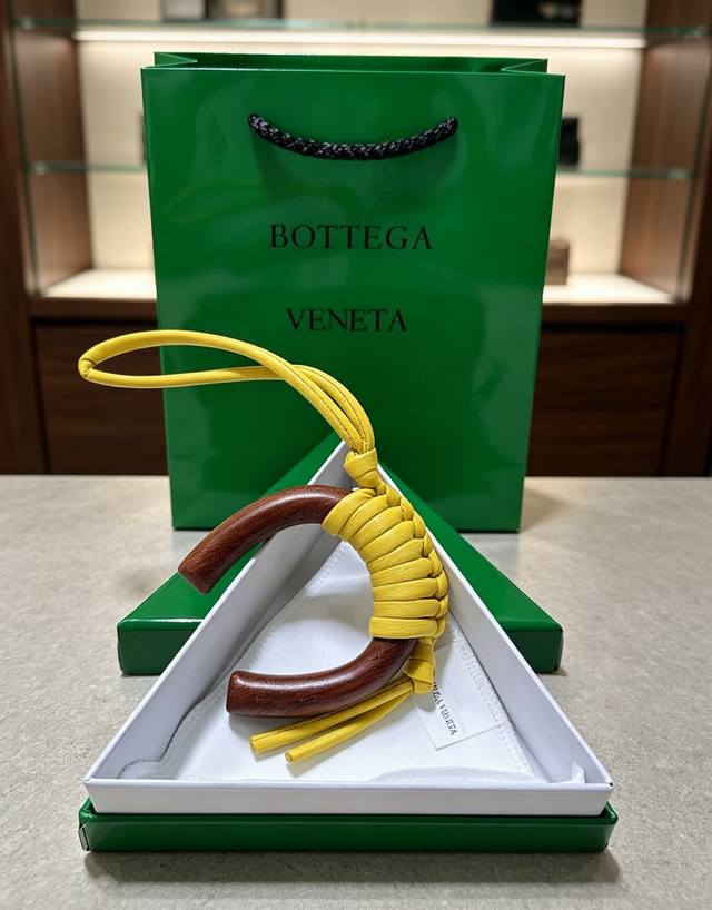 p90-Bottega Veneta 木编挂饰｜把意式极简揣进包里 温润胡桃木弧形轮廓，手工编织小羊皮肌理 柔和柠檬黄自带松弛氛围感 没有繁杂标识，低调的