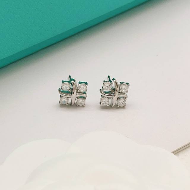 p80Te105 Tiffany's latest silver four-diamond square diamond X stud earrings, ma