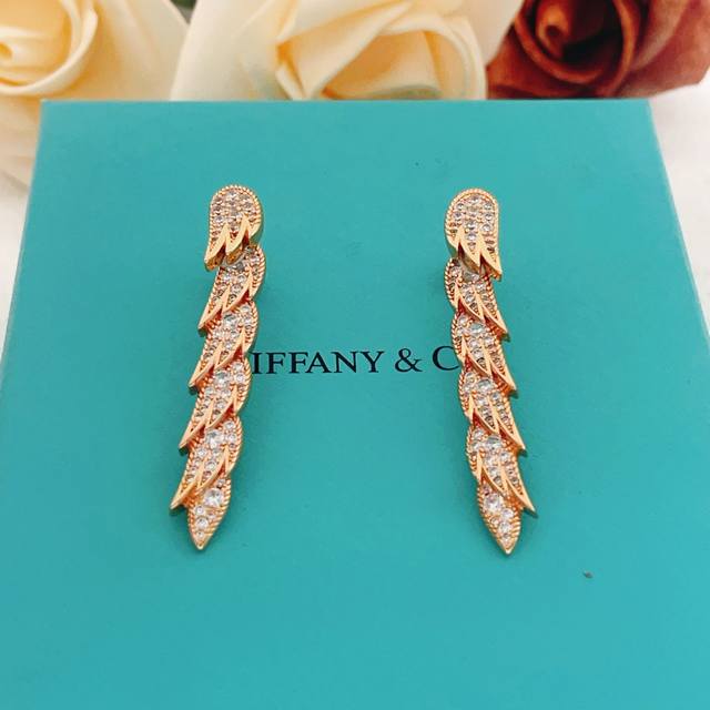 p90Te141 Tiffany's latest rose gold full-diamond wing earrings, made of the same