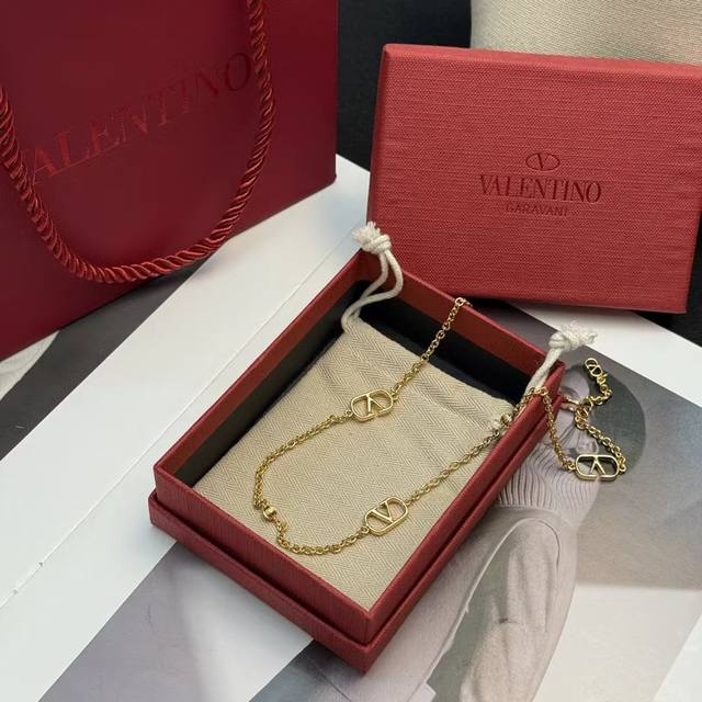 p80 戴上真的绝绝子！ 华伦天奴 项链重磅新品 风靡全网 简约大方 时尚百搭 金色质感 火爆款出货 设计独特 前卫 美女必备款！