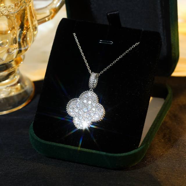 p160 经典大花满钻四叶草项链Bling Bling 大号四叶草项链，直径2.5Cm，链长度90Cm 一款两戴，可长链做毛衣链也可双层短链做项链佩戴，一