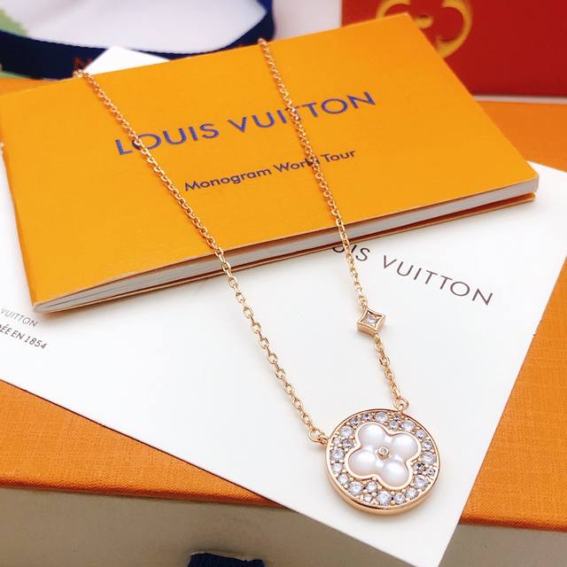 p90编号Lxl0509 玫瑰金色 Lv*最新款白色 白贝母项链 一致Z批黄铜材质