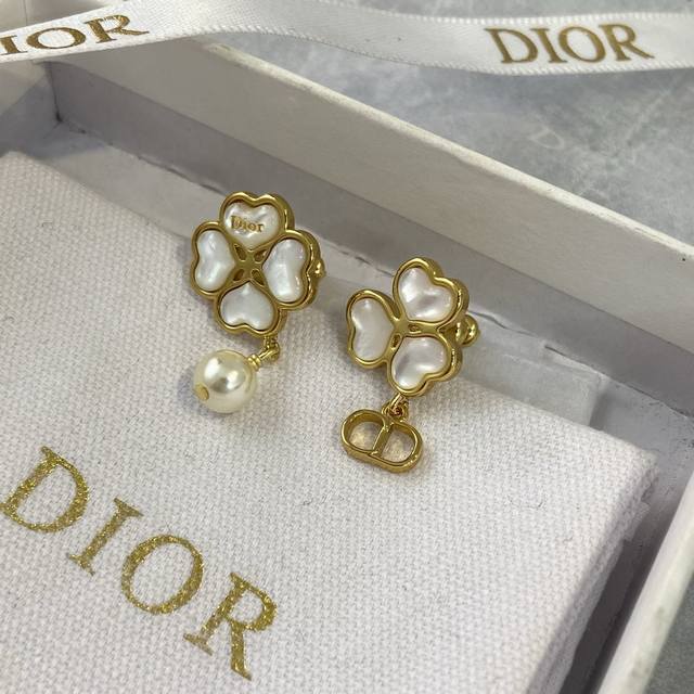 p80 Dor 白贝四叶草不对称Cd珍珠耳钉 26春夏最新款系列周也同款一定要买满满的高级感第一眼看上去它是个爆款颗颗选用天然贝母材质！一对耳环用了7颗心形