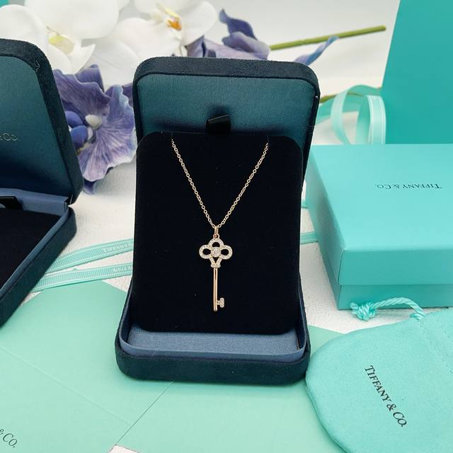 p60Tx028 Tiffany's latest rose gold full diamond key necklace, made of brass, is