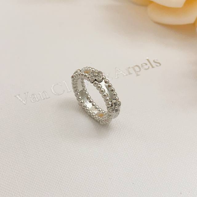 p70Vj011 大小尺寸:6号、7号、8号 Vancleef*Arpel* 最新款四叶草银色万花筒戒指 一致Zp黄铜材质,非常的上镜设计很特别值得入手高级 p70Vj011 大小尺寸:6号、7号、8号 Vancleef*Arpel* 最新款四叶草银色万花筒戒指 一致Zp黄铜材质,非常的上镜设计很特别值得入手高级
