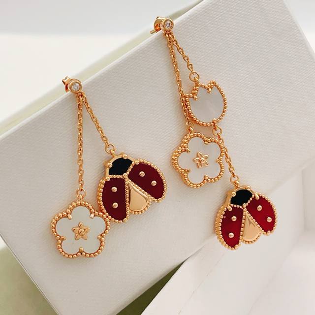 p110Ve095 Vancleef*Arpel* 梵克雅宝最新款玫瑰金流苏瓢虫耳钉 一致Zp黄铜材质,非常的上镜设计很特别值得入手高级手工坊系列 p110Ve095 Vancleef*Arpel* 梵克雅宝最新款玫瑰金流苏瓢虫耳钉 一致Zp黄铜材质,非常的上镜设计很特别值得入手高级手工坊系列