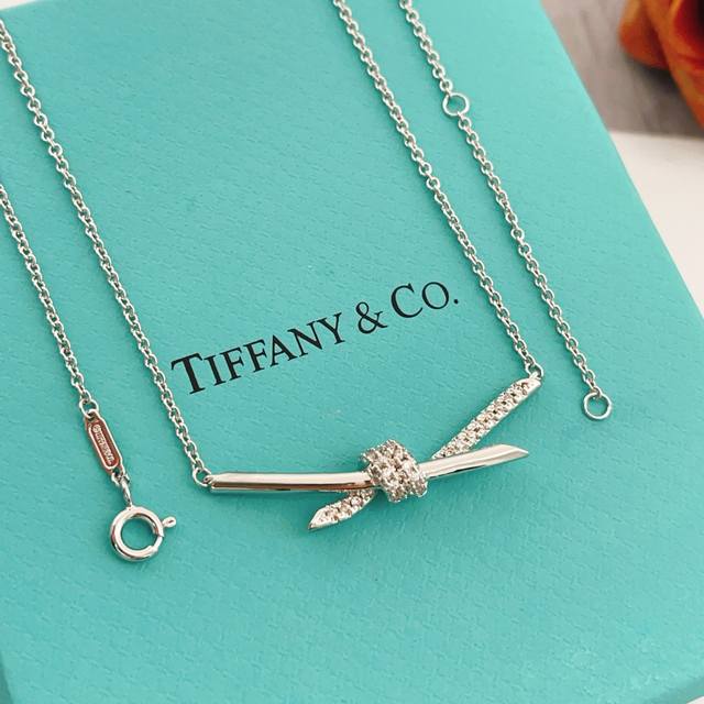 p60 Tx014 Tiffany*帝芙尼最新款银色白钻绳结项链 一致Zp黄铜材质,非常的上镜设计很特别值得入手高级手工坊系列 p60 Tx014 Tiffany*帝芙尼最新款银色白钻绳结项链 一致Zp黄铜材质,非常的上镜设计很特别值得入手高级手工坊系列