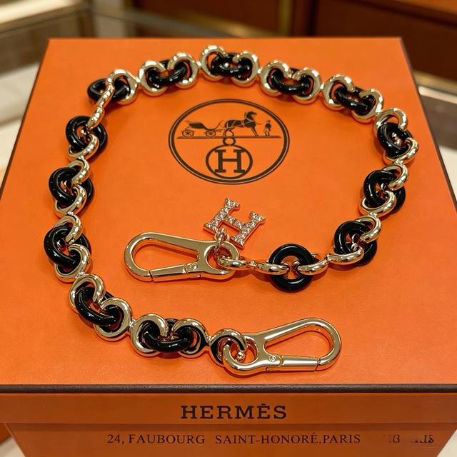 p120。新款Hermes爱马仕钥匙扣钥匙扣钥匙链加厚版 铂金版。高级精工版 众多网红同款 爱马仕挂饰钥匙扣太考验师傅的手艺了 要确保每个细节都到位不简单 高端