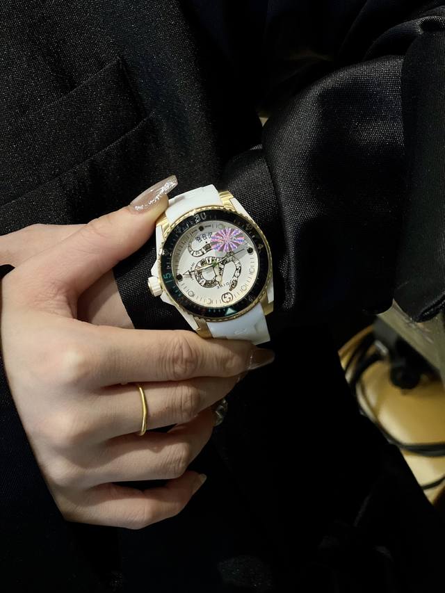 480古驰 Gucci新款中性潜水表，40 Mm表径，以品牌标志性“猫”图案和夜光显示为表盘。应用不锈钢材质，经缎面拉丝润饰，并搭配与表盘配色一致的橡胶表带。表