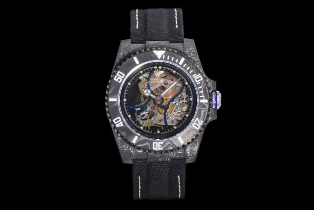 4940劳力士改装界的天花板作品 Submariner，这枚定制腕表融合了潜航者表款的探索精神与城市文化意象。 白色石英碳纤维的表壳和黑色碳纤维潜航者样式圈口