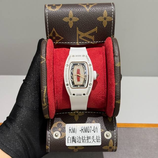 2410Rm厂出品 Richard Mille Rm07-01 白陶瓷表壳裹着冷冽质感 满钻表圈与钻把头熠熠生辉 红芯镂空表盘打破单调 柔糯白胶带中和