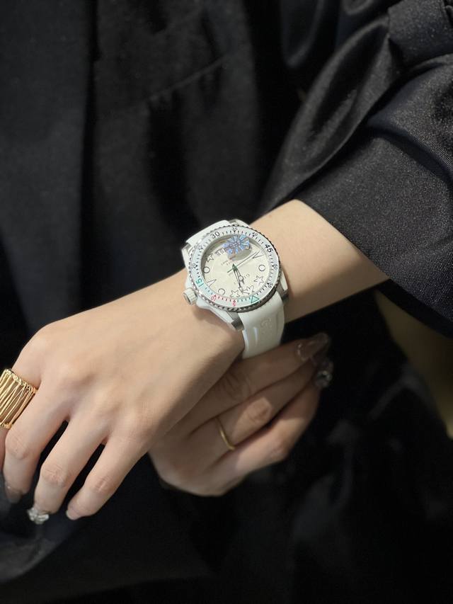 460古驰 Gucci新款中性潜水表，40 Mm表径，以品牌标志性“猫”图案和夜光显示为表盘。应用不锈钢材质，经缎面拉丝润饰，并搭配与表盘配色一致的橡胶表带。表