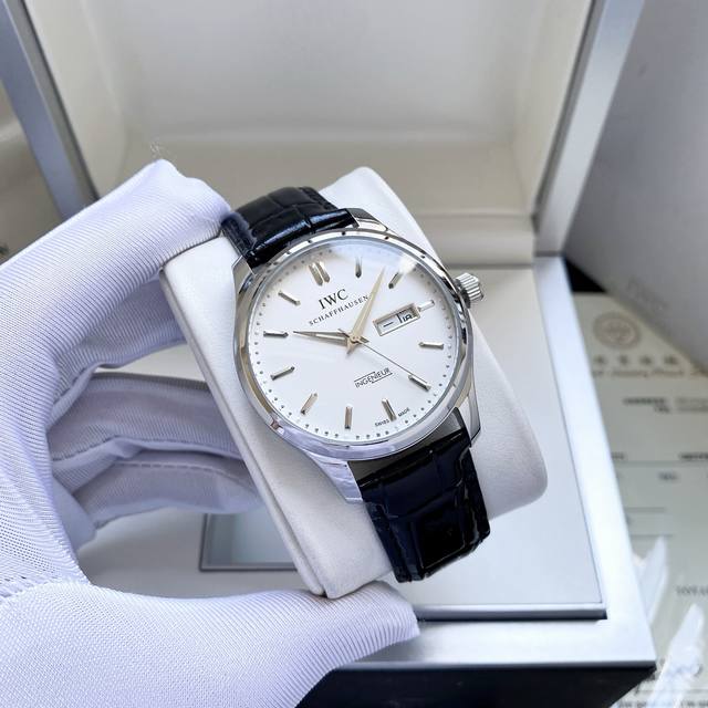 白480 金650Iwc万国首推复刻复古系列，指针式日历星期功能，最受欢迎的简洁，优雅，大气的正装风范手表！3字位表盘为最新日历星期盘！ 表壳 40毫米的表壳与