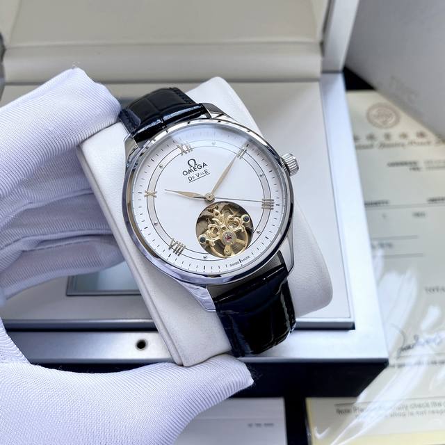白580 金780欧米茄-Omega 全新力作蝶飞典雅系列腕表。 只为传承经典，至臻品质42毫米瑞士天文台表。 这款表优雅纤薄的外表，搭配简约大方的设计，抓