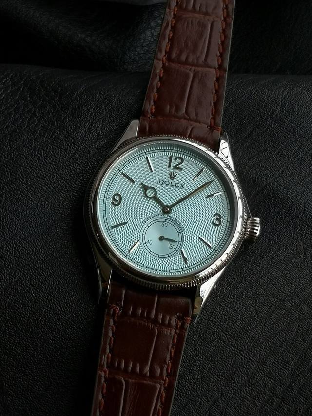 2020劳力士 M52508恒动1908型,小秒型腕表,劳家制表有史以来第一款背底腕表,独家定制Cal.7140原装机芯,功能外表做到和原装一致;表壳引进德国C 2020劳力士 M52508恒动1908型,小秒型腕表,劳家制表有史以来第一款背底腕表,独家定制Cal.7140原装机芯,功能外表做到和原装一致;表壳引进德国C