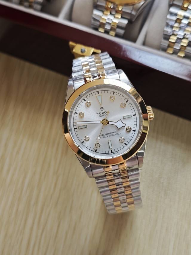 1170碧湾一型39M钢带表款，表壳弧形线条设计，搭载了全自动机械机芯 国产2813机芯 日本西铁城8215机芯 精准走时，动力储存持久，表盘搭配简洁超强夜光时