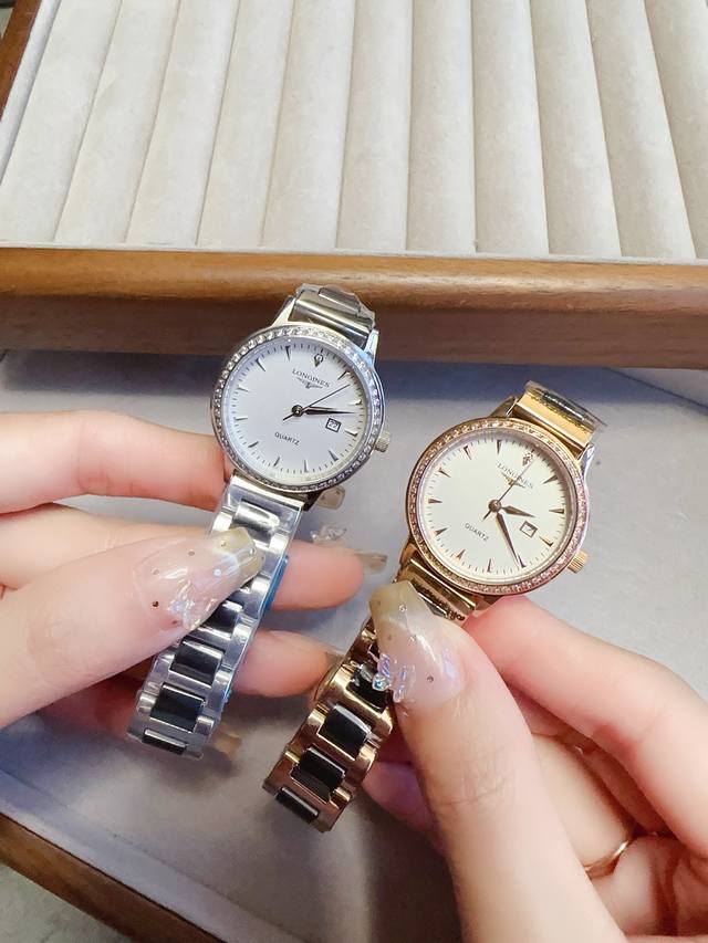白钻280 金钻390浪琴-Longines简约大气女款 进口石英机芯 矿物质玻璃镜面 316L精钢表壳 直径28Mm厚8Mm 该款腕表备受女性喜爱，在不同的场