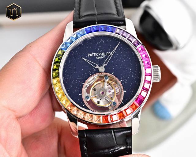 4940新品 2024年钟表与奇迹百达翡丽推出了入门款42Mm陀飞轮腕表，简约低调的设计、专注精致的细节令它从每个角度都成为值得品味。在外观上，这一系列的标志性