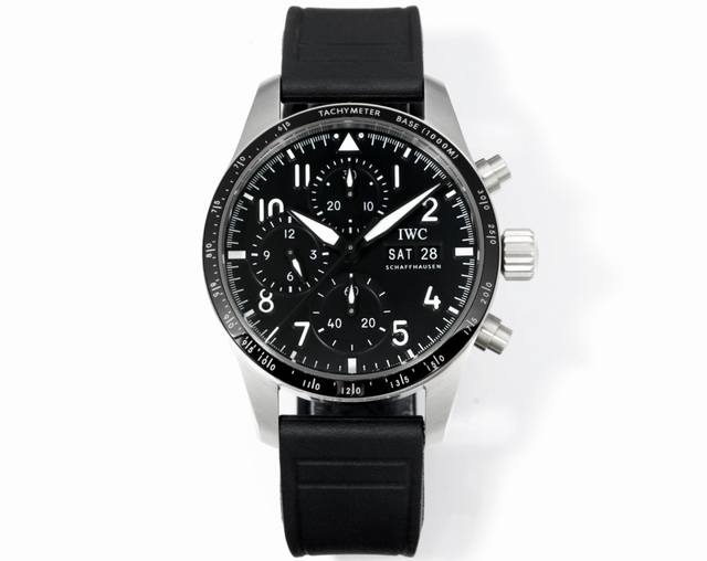 1890Tw新款独家研发，万国 Iwc 飞行员系列！ 市场最新版本原版开模，精益求精。 ①腕表采用316精钢全新开模,尺寸为41Mm表带宽度为20Mm。 ②