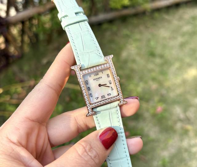 1950轻奢版鳄鱼皮 爱马仕 Hermes 鳄鱼皮H系列 最经典的款式 百搭王 、珍珠贝母表盘上另镶嵌11颗钻石，瑞士石英机芯～美洲鳄鱼皮表带 丰富的颜色选择