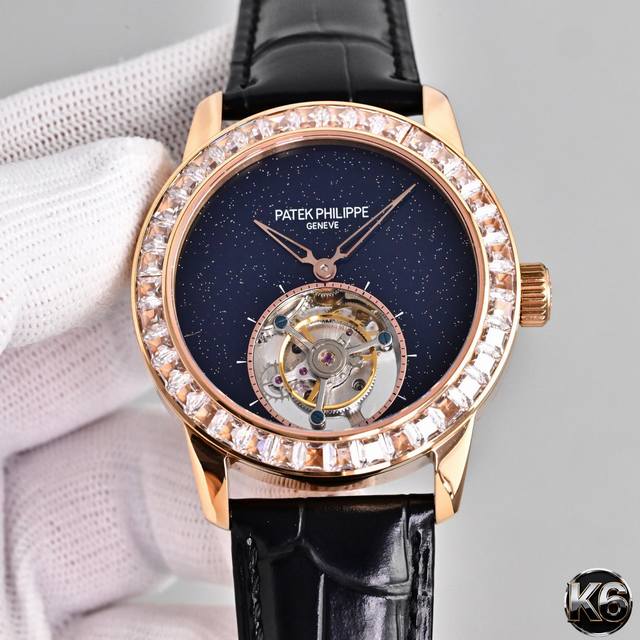 4940台湾厂新品 2026年钟表与奇迹百达翡丽推出了入门款42Mm手动上链陀飞轮腕表，彩钻或白钻均为纯手工镶嵌，南非真钻生而闪耀，光芒自成。整体简约奢华的设计