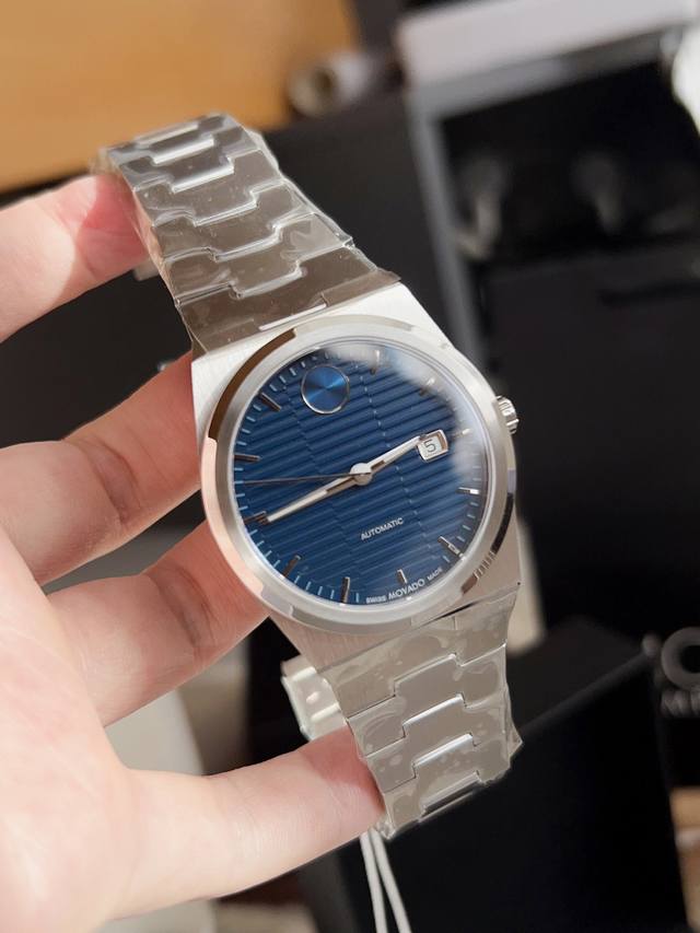 2600 inherits the retro geometric design of the 1970s, featuring an angular case