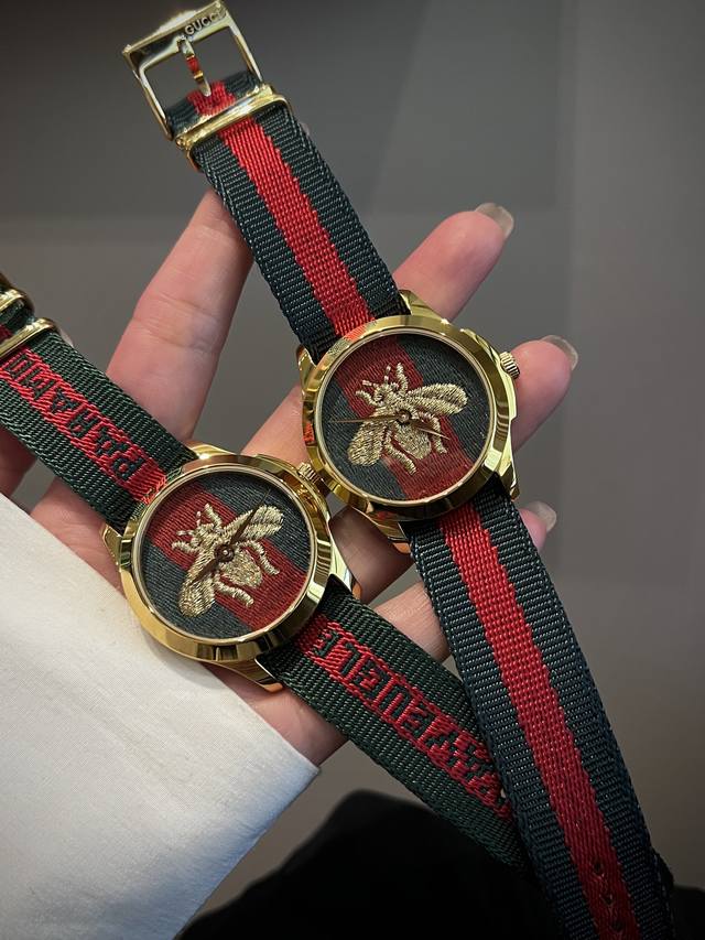 520古驰蜜蜂石英女士腕表，表径38Mm，蓝宝石水晶玻璃，镀pvd黄金不锈钢表壳，古驰标志性蜜蜂图案表面，配针织布袋表带。经典永不落幕 6色可选择