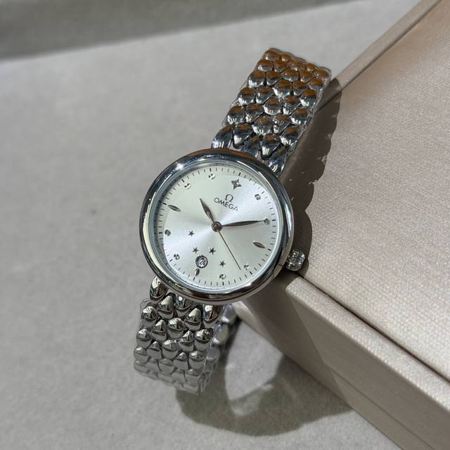 光270 钻390升级版Omega -欧米茄典雅系列 卓越的惊艳亮相，将华贵珠宝的优雅魅力与卓越时计的精准技术完美结合“露珠”连结成一条光华夺目的表链，流畅的线