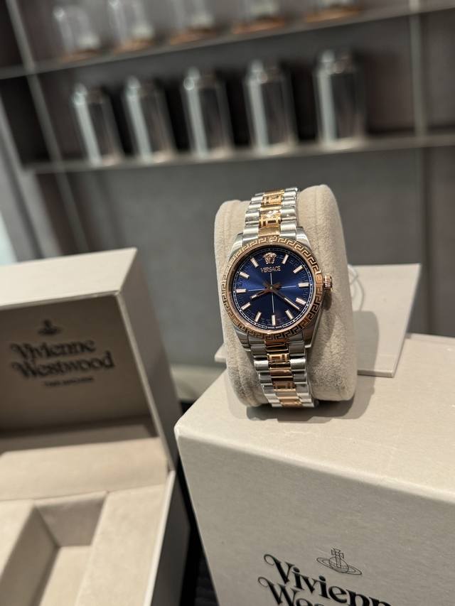 390新款 范思哲 Versace Millenyium Lady系列,表径32Mm,优雅盘面,腕间格调,粗体时标便捷读时,线条勾勒分明,散发低调而高雅的气质 390新款 范思哲 Versace Millenyium Lady系列,表径32Mm,优雅盘面,腕间格调,粗体时标便捷读时,线条勾勒分明,散发低调而高雅的气质