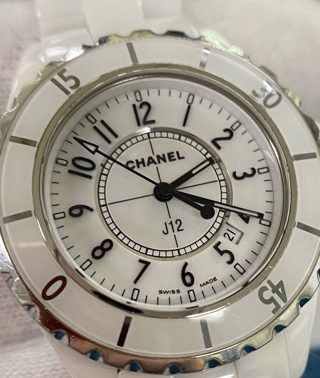 250 A symbol of simplicity and elegance - Chanel J12 white ceramic quartz watch.