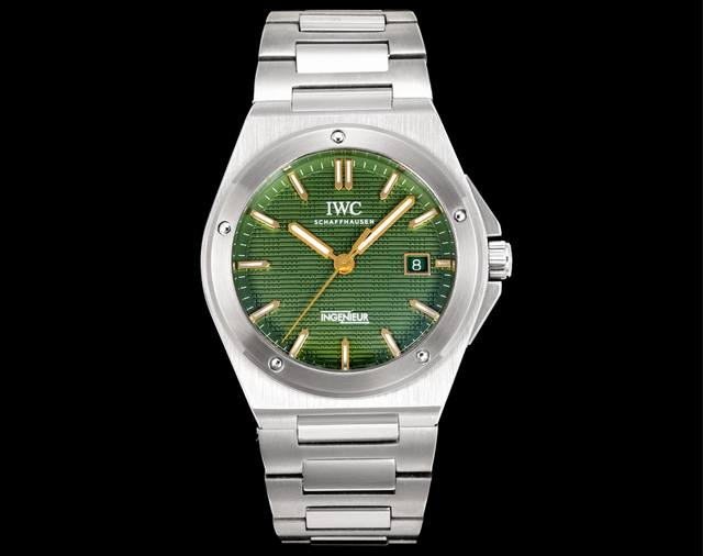 2080Bls Factory Iwc万国工程师系列腕表Re8没有任何特殊功能，仅三针和日期显示，毫不遮掩、淋漓尽致地展现工程师系列的奢华运动气息 机芯 Bl