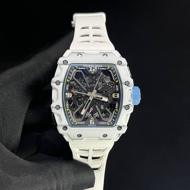 3710一体Savir-Faire设计了一款名为 Rm35-03 Rafaelnadal 的一体陀飞轮腕表，五级Carbontpt碳纤维，表带采用马来西亚进口纯