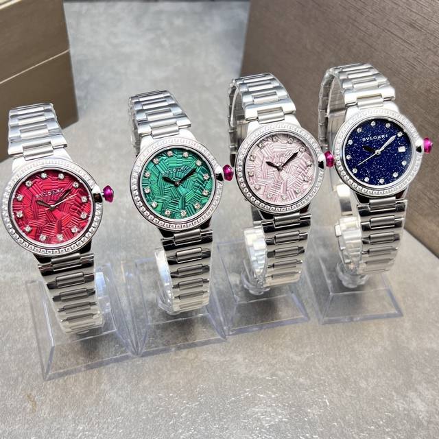 590Bv 33Mm 蓝宝！ 宝格丽 Bvlgari 新款设计Lvcea系列女士腕表，表盘珍珠贝母嵌花工艺呈现出太阳般的光芒，拥有它出入职场还是在生活中 每一