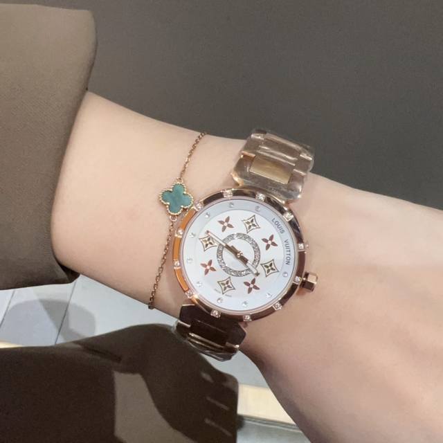 460Lv 路易威登 三针女款超火款蓝宝镜面,进口石英,不锈钢316精工外壳,整体好看,显得格外优雅! 460Lv 路易威登 三针女款超火款蓝宝镜面,进口石英,不锈钢316精工外壳,整体好看,显得格外优雅!