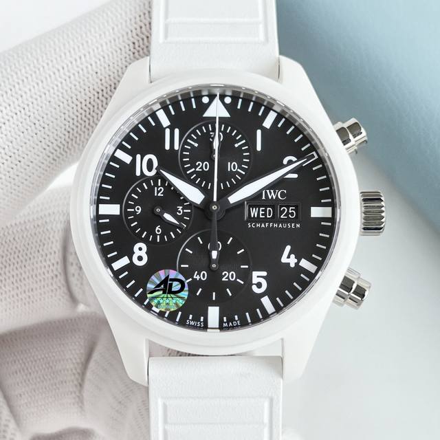 2600Iwc万国大型飞行员389410 这款是小王子周年特别版白色氧化锆陶瓷款大型飞行员万年历腕表，2026年4月全新发布，属于万国高端飞行员收藏级款式。