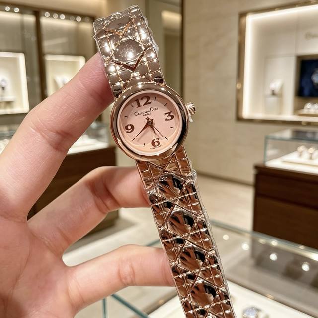 190 Dior Quilted Small Gold Watch ( ) - A gentle and sophisticated design with p