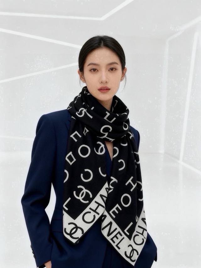 p270 Chanel ~ 140顶级双面丝绒披肩 香家Logo与字母的完美碰撞设计 底部还有隐隐约约的双C小Logo 完美的设计带点小心机 女神必入款 尺寸：