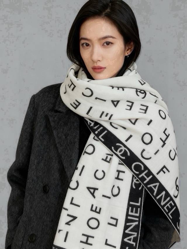 p270 Chanel ~ 140顶级双面丝绒披肩 香家Logo与字母的完美碰撞设计 底部还有隐隐约约的双C小Logo 完美的设计带点小心机 女神必入款 尺寸：