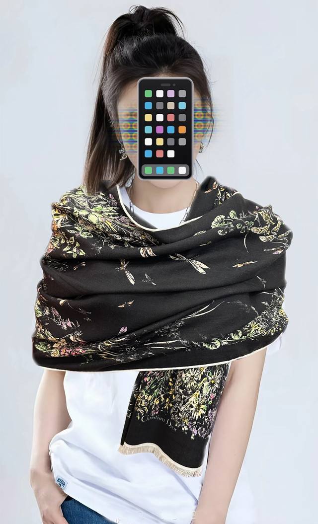 p240上新迪奥2610 双面同色 太美了 下手一定要快[嘴唇]四季都可以用 真心美的让人非常非上身效果简直美翻了 品质非常完美整个围巾给人气场的同时又非常精致