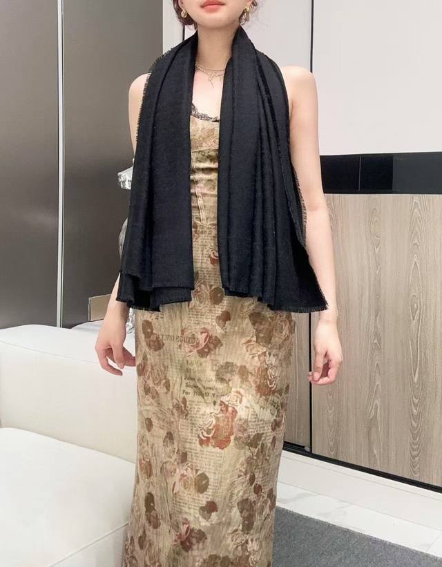 200 迪奥爆款到货 银线字母方巾140 原版1:1定制,质感精细风格成熟的围巾是众多造型的理想搭配,由珍贵的山羊绒裁制而成,饰有银丝线搭配D老花经典花纹图案织 200 迪奥爆款到货 银线字母方巾140 原版1:1定制,质感精细风格成熟的围巾是众多造型的理想搭配,由珍贵的山羊绒裁制而成,饰有银丝线搭配D老花经典花纹图案织