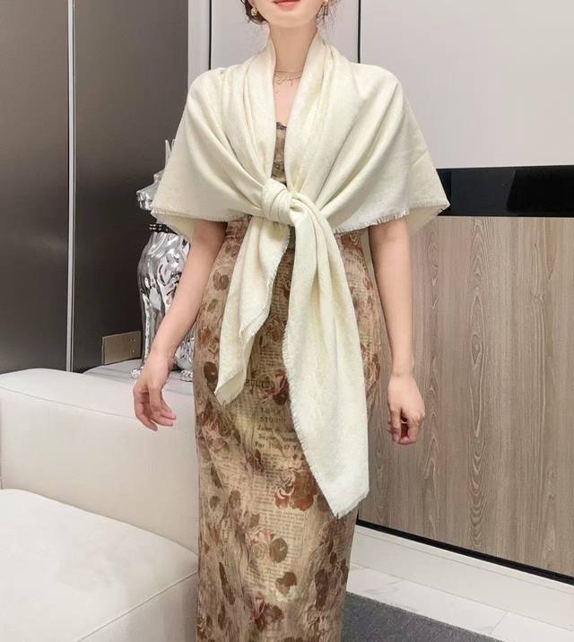 200 迪奥爆款到货 银线字母方巾140 原版1:1定制,质感精细风格成熟的围巾是众多造型的理想搭配,由珍贵的山羊绒裁制而成,饰有银丝线搭配D老花经典花纹图案织 200 迪奥爆款到货 银线字母方巾140 原版1:1定制,质感精细风格成熟的围巾是众多造型的理想搭配,由珍贵的山羊绒裁制而成,饰有银丝线搭配D老花经典花纹图案织
