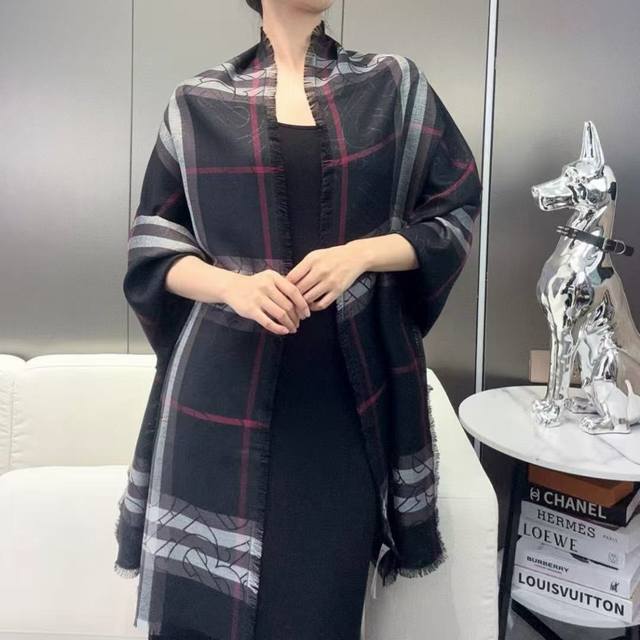 150 百搭时尚又充满高端气息~Burberry新款金属感专属标志格纹围巾！ 赋予信手拈来的自信气质，Burberry官网最新款，选用羊毛和丝质混纺面料，质地非