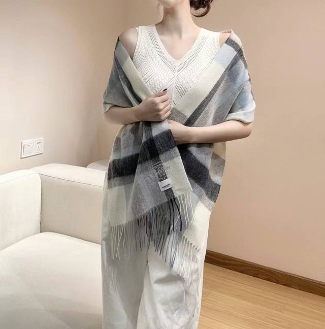 140 Burberry爆款上新 高端男女士围巾 Tb羊毛格纹 独家牛货 奢华尽在尺寸之间，高端品质具有超高羊绒品质才会被此品牌青睐这种精品是市场上及其少见的围