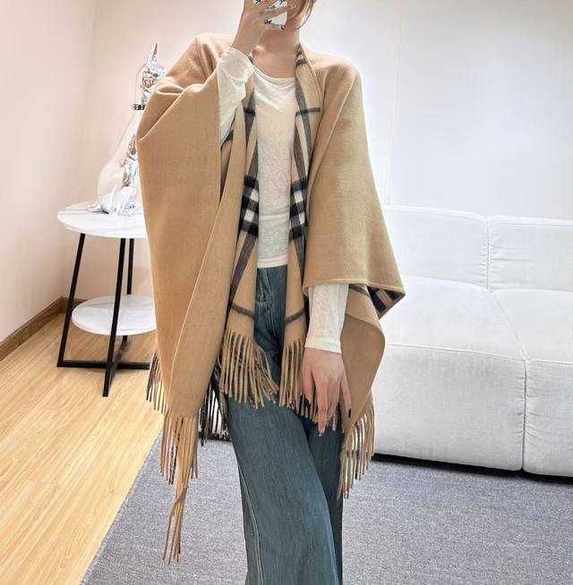 300 Burberry新款双面格纹斗篷披肩，超级好看的Brown，被张婧仪种草的Ins风，，这批原单全包.本来订制出口单.但是不明原因被扣留，Qc并于透露滞留