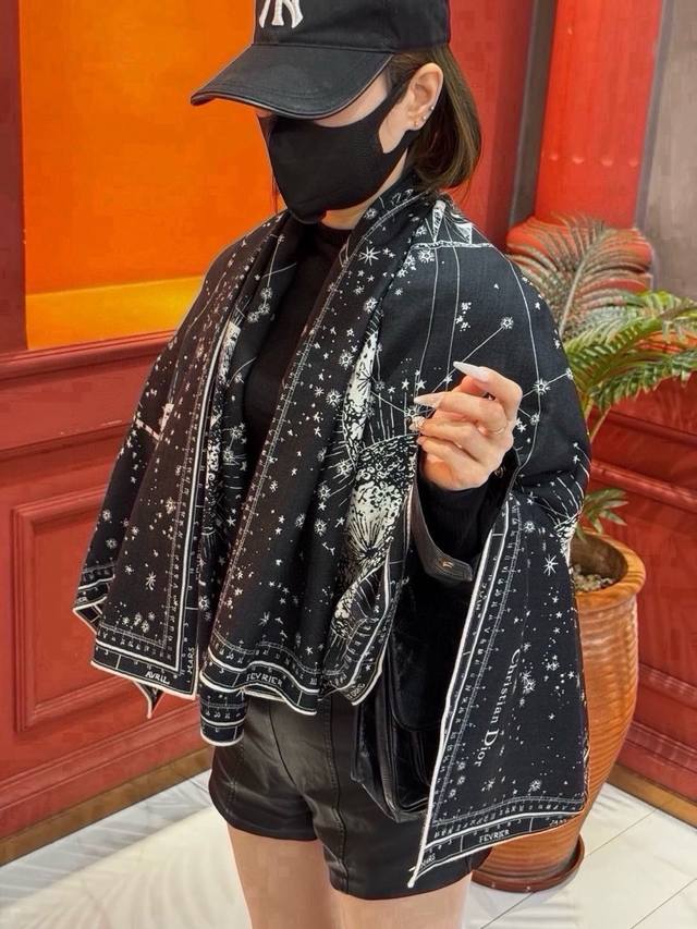 p270上新D家丝巾{140Cm真丝羊绒}桑蚕丝+羊绒 现由彼得罗鲁福 pietro Ruffo 设计的Dior phases Lunaires 图案 印花,以 p270上新D家丝巾{140Cm真丝羊绒}桑蚕丝+羊绒 现由彼得罗鲁福 pietro Ruffo 设计的Dior phases Lunaires 图案 印花,以