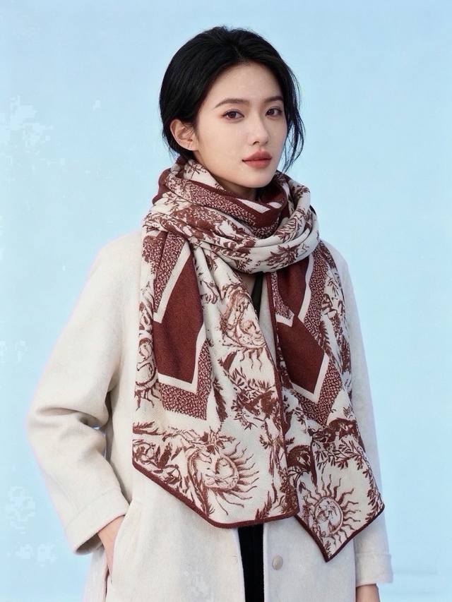 p270 Dior 140丝绒双面同色印花披肩 这款 Dior 丝绒披肩以彼得罗鲁福 pietro Ruffo 设计的papillon 以优雅而梦幻的设计彰显精 p270 Dior 140丝绒双面同色印花披肩 这款 Dior 丝绒披肩以彼得罗鲁福 pietro Ruffo 设计的papillon 以优雅而梦幻的设计彰显精