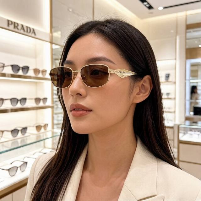 100￥p prada 普拉达 界级大师制造. 男女士墨镜 高档 潮流时尚百搭男士款百搭瘦脸太阳镜 高品质 ！开车太阳镜 ！