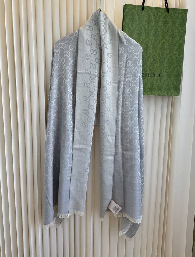 200￥p 标识双面长巾 银灰色 尺寸：70*180Cm 材质：70%羊毛 30%真丝 精简干练小G字母双面色提花，真丝面料轻薄柔软 不厚重，很显质感哦 男女通