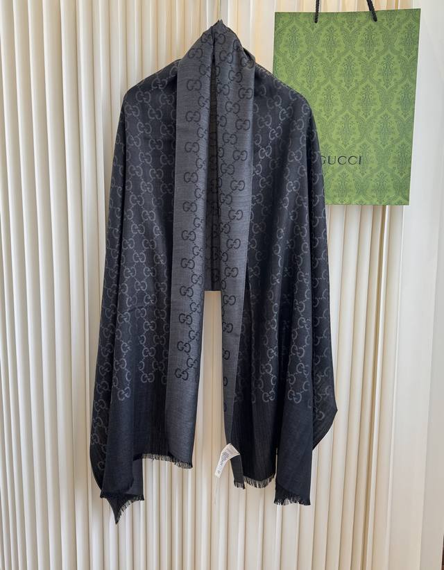 200￥p 标识双面长巾 银灰色 尺寸：70*180Cm 材质：70%羊毛 30%真丝 精简干练小G字母双面色提花，真丝面料轻薄柔软 不厚重，很显质感哦 男女通